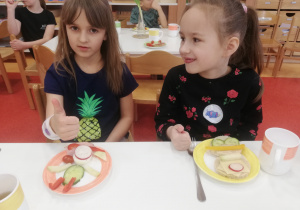 dziewczynki prezentują swoje kanapki